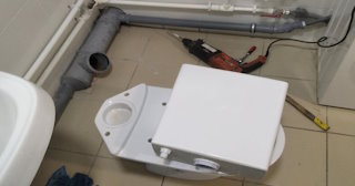 Установка напольного унитаза в Шелехове: монтаж под ключ от СантехДомШлх от 5279 рублей.