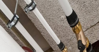 Замена труб водоснабжения в квартире: цена от 2112 руб. - СантехДомШлх